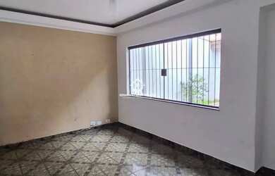 Imagem: A casa possui 3 Dormitórios, 2 Banheiros, 2 Vagas na garagem