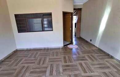 Imagem: A casa possui 3 Dormitórios, 1 Banheiro, 1 Vaga na garagem