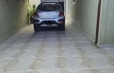 Imagem: A casa possui 3 Dormitórios, 2 Banheiros, 2 Vagas na garagem