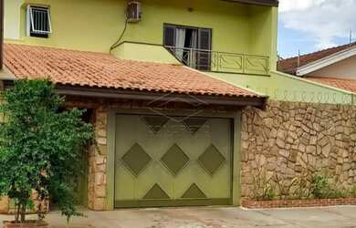 Imagem: A casa possui 2 Dormitórios, 2 Banheiros, 2 Vagas na garagem