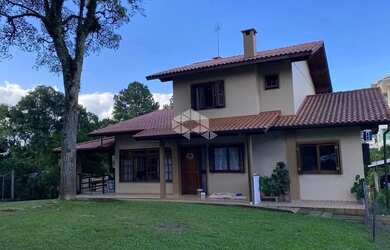 Imagem: A casa possui 4 Dormitórios, 3 Banheiros, 2 Vagas na garagem