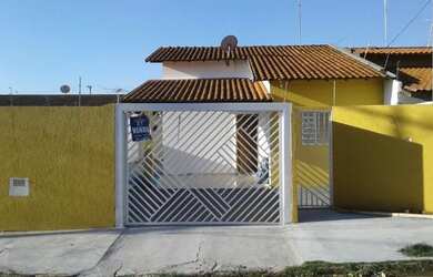 Imagem: A casa à venda possui 2 Dormitórios, 2 Banheiros, 3 Vagas