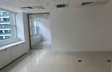 Imagem: O depósito possui 2 Vagas na garagem, 83m² de Área e está