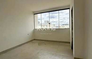 Imagem: A casa possui 2 Dormitórios, 2 Banheiros, 2 Vagas na garagem