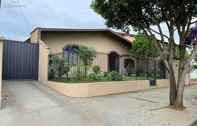 Imagem: A casa possui 3 Dormitórios, 2 Banheiros, 3 Vagas na garagem