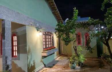 Imagem: A casa possui 3 Dormitórios, 1 Banheiro, 3 Vagas na garagem