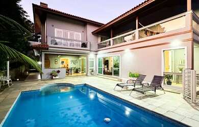 Imagem: A casa em condomínio possui 5 Dormitórios, 5 Banheiros, 5