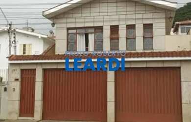 Imagem: A casa possui 4 Dormitórios, 2 Banheiros, 5 Vagas na garagem