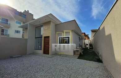 Imagem: A casa possui 3 Dormitórios, 2 Banheiros, 2 Vagas na garagem