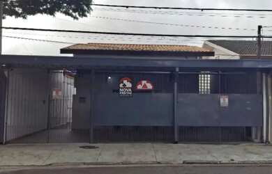 Imagem: A casa possui 3 Dormitórios, 2 Banheiros, 4 Vagas na garagem