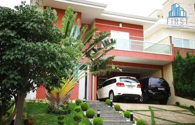 Imagem: A casa em condomínio possui 4 Dormitórios, 4 Banheiros, 5