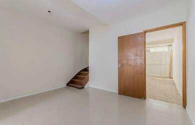 Imagem: A casa possui 3 Dormitórios, 1 Banheiro, 2 Vagas na garagem