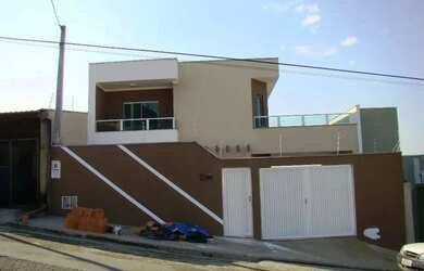 Imagem: A casa possui 4 Dormitórios, 3 Banheiros, 1 Vaga na garagem