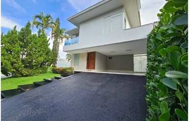 Imagem: A casa em condomínio possui 4 Dormitórios, 5 Banheiros, 4