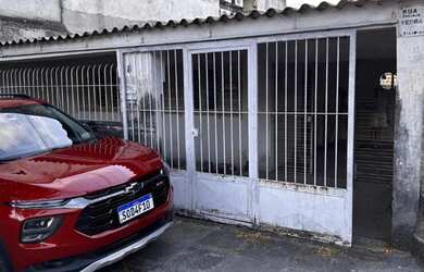 Imagem: A casa possui 3 Dormitórios, 2 Banheiros, 2 Vagas na garagem