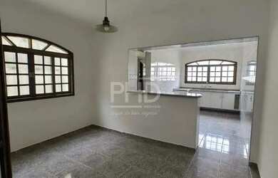 Imagem: A casa possui 3 Dormitórios, 3 Banheiros, 2 Vagas na garagem