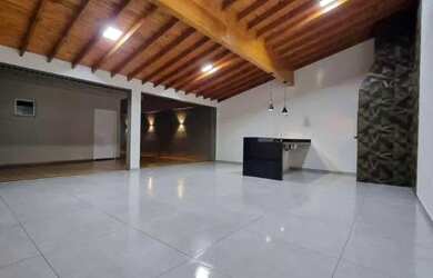 Imagem: A casa possui 2 Dormitórios, 3 Banheiros, 1 Vaga na garagem