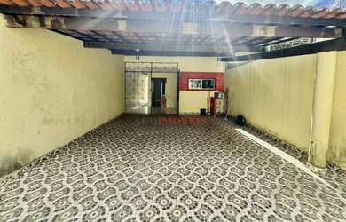 Imagem: A casa possui 3 Dormitórios, 2 Banheiros, 3 Vagas na garagem