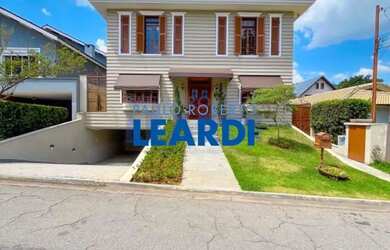 Imagem: A casa em condomínio possui 4 Dormitórios, 4 Banheiros, 4