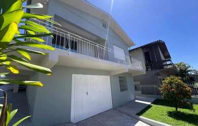 Imagem: A casa possui 3 Dormitórios, 3 Banheiros, 4 Vagas na garagem