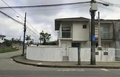 Imagem: A casa possui 2 Dormitórios, 3 Banheiros, 1 Vaga na garagem