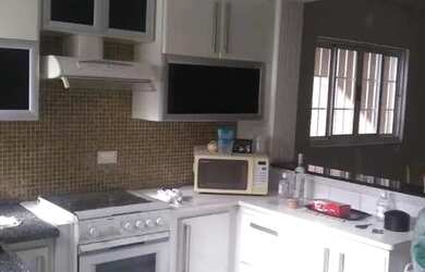 Imagem: A casa possui 3 Dormitórios, 2 Banheiros, 2 Vagas na garagem