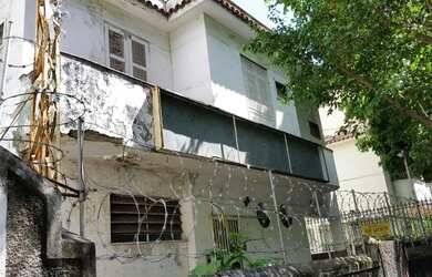 Imagem: A casa possui 4 Dormitórios, 2 Banheiros, 1 Vaga na garagem