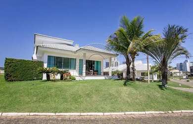 Imagem: A casa em condomínio possui 4 Dormitórios, 5 Banheiros, 4