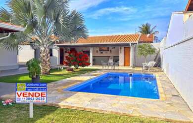 Imagem: A casa possui 3 Dormitórios, 2 Banheiros, 2 Vagas na garagem