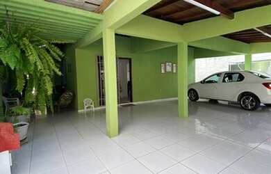 Imagem: A casa possui 4 Dormitórios, 2 Banheiros, 3 Vagas na garagem