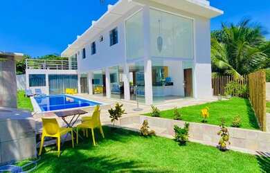 Imagem: A casa em condomínio possui 5 Dormitórios, 5 Banheiros, m²