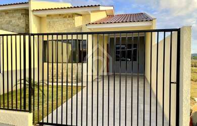 Imagem: A casa possui 3 Dormitórios, 1 Banheiro, 2 Vagas na garagem