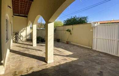 Imagem: A casa possui 3 Dormitórios, 3 Banheiros, 3 Vagas na garagem