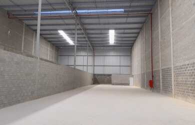 Imagem: O depósito possui 2000m² de Área e está localizado em Vargem