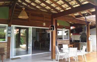 Imagem: A casa possui 4 Dormitórios, 5 Banheiros, 5 Vagas na garagem