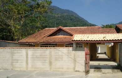 Imagem: A casa possui 4 Dormitórios, 3 Banheiros, 4 Vagas na garagem