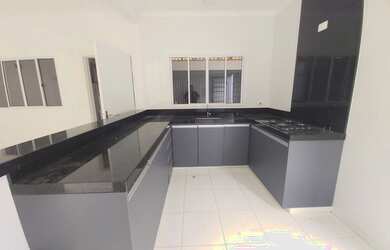 Imagem: A casa possui 2 Dormitórios, 2 Banheiros, 3 Vagas na garagem