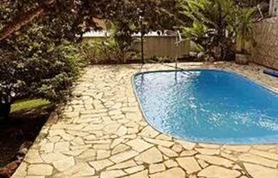 Imagem: A casa possui 4 Dormitórios, 3 Banheiros, 5 Vagas na garagem