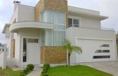 Imagem: A casa possui 4 Dormitórios, 3 Banheiros, 2 Vagas na garagem