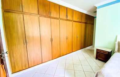 Imagem: A casa possui 3 Dormitórios, 4 Banheiros, 5 Vagas na garagem