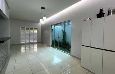 Imagem: A casa possui 3 Dormitórios, 1 Banheiro, 1 Vaga na garagem