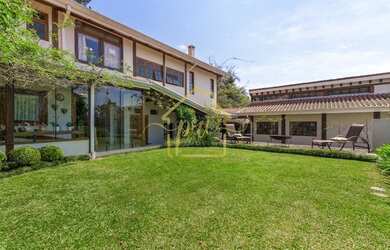 Imagem: A casa possui 4 Dormitórios, 5 Banheiros, 2 Vagas na garagem