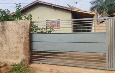 Imagem: A casa possui 2 Dormitórios, 2 Banheiros, 2 Vagas na garagem