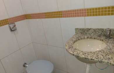 Imagem: A casa possui 2 Dormitórios, 1 Banheiro, 1 Vaga na garagem