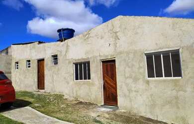 Imagem: A casa possui 1 Dormitório, 1 Banheiro, 1 Vaga na garagem