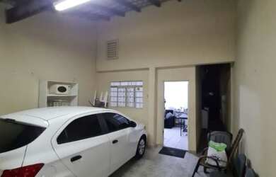 Imagem: A casa possui 3 Dormitórios, 2 Banheiros, 2 Vagas na garagem