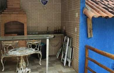 Imagem: A casa possui 2 Dormitórios, 1 Banheiro, 2 Vagas na garagem