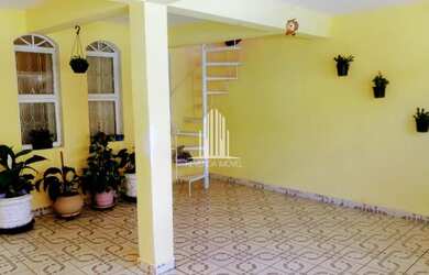 Imagem: A casa possui 4 Dormitórios, 3 Banheiros, 2 Vagas na garagem