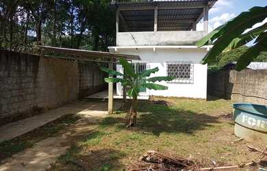 Imagem: A casa possui 3 Dormitórios, 2 Banheiros, 3 Vagas na garagem