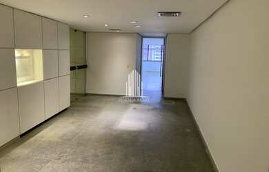 Imagem: O depósito à venda possui 4 Vagas na garagem e 136m² de Área